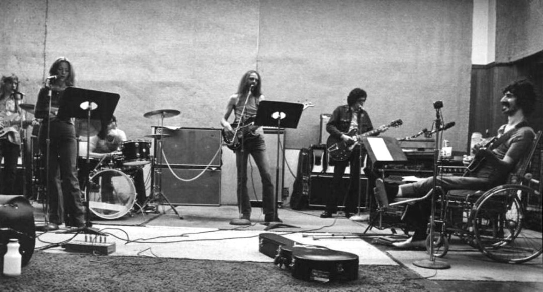 Frank Zappa en silla de ruedas